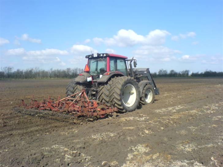 Hjemme på gården - Valtra N121 med såbeds harve, tvilinge dæk og frontlæser. billede 11