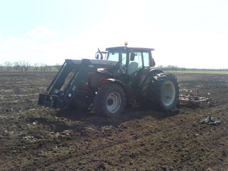 Hjemme på gården - Valtra N121 med såbeds harve, tvilinge dæk og frontlæser. billede 12