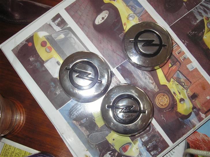 Opel Kryds fælg projekt (Færdigt) - Navkapsler købt i dag, her lige efter en hurtig polering. billede 3