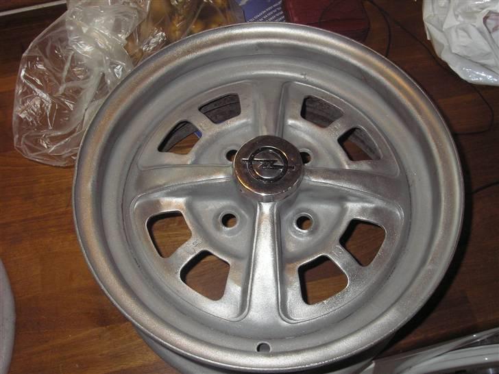 Opel Kryds fælg projekt (Færdigt) - Her er fælgene blevet slebet rene med stålbørste. Så er de ved at værre klar til lak. billede 4