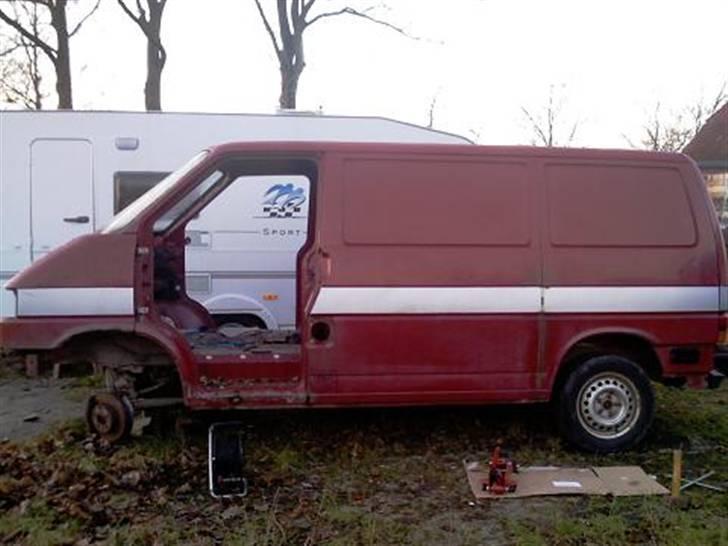 T4-Trailer projekt - Her er der blevet byttet rundt på for og baghjul da de bagerste hjul var flade så af med dem og bytte rundt billede 2