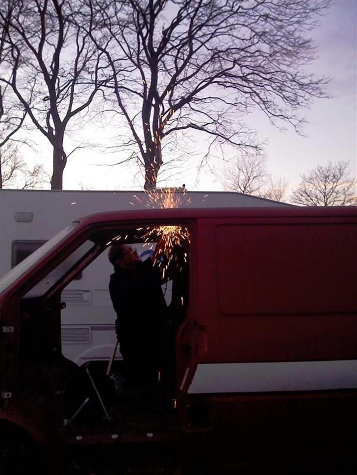 T4-Trailer projekt - Så skal der skæres i den den røde her billede 3