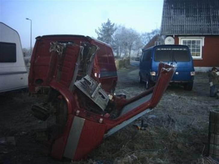 T4-Trailer projekt - Her ligger fronten og skriger billede 8