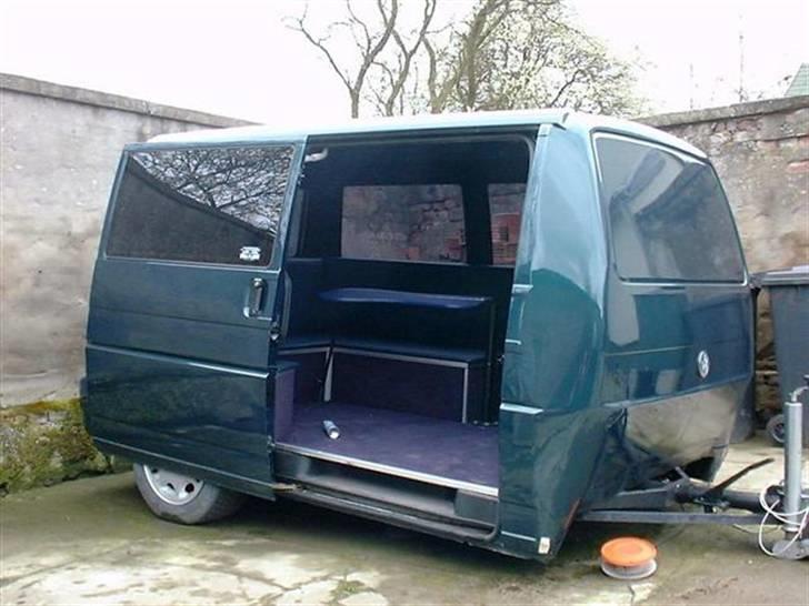 T4-Trailer projekt - Min trailer skal gerne ligne den her bare i samme farve som blue velle også derfor at den skal have bagdøre som den blå og klappen bruges til fronten og så er der masse af arbejde, billedet her er fundet på nettet og den er hvis tysk....DETTE ER IKKE MIN TRAILER DA DEN IKKE ER FÆRDIG, bare så man ikke misforstår dette billed og tror jeg er færdig billede 12