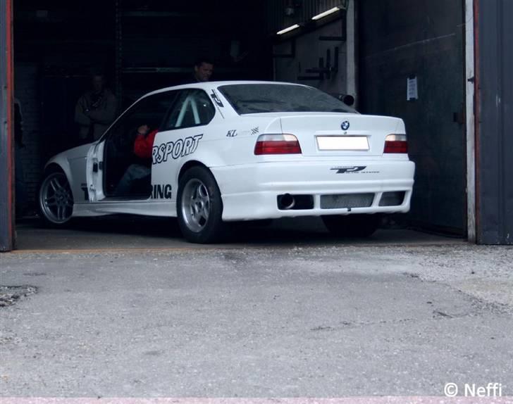 Rullefeltstræf i Vojens ved KL Auto - Video af den her mens den bliver rullet:
http://bilgalleri.dk/html/alb_vis.asp?AlbumID=25527 billede 6