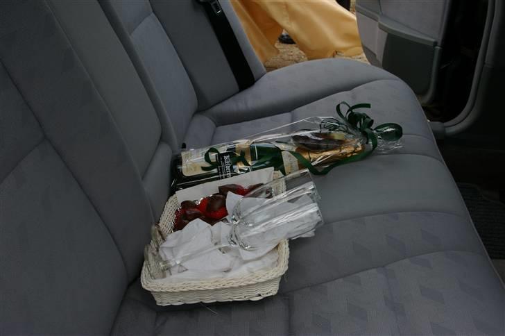 Merceren pyntet til bryllupskørsel.... - Champagne og chokoladeovertrukne jordbær skal der jo til..... billede 7