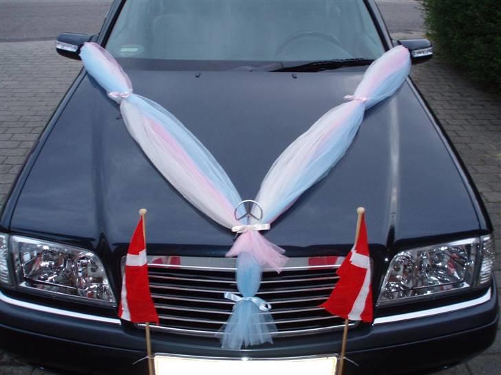 Merceren pyntet til bryllupskørsel.... billede 3