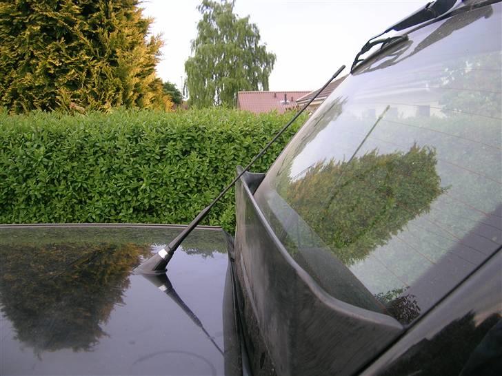 16v antenne på Golf 3 - Godt med silicone så der ikke ser noget... Med bagklappen åben billede 6