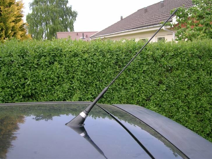 16v antenne på Golf 3 - Close up... Hvor svært kan det være at montere en antenne:D billede 9