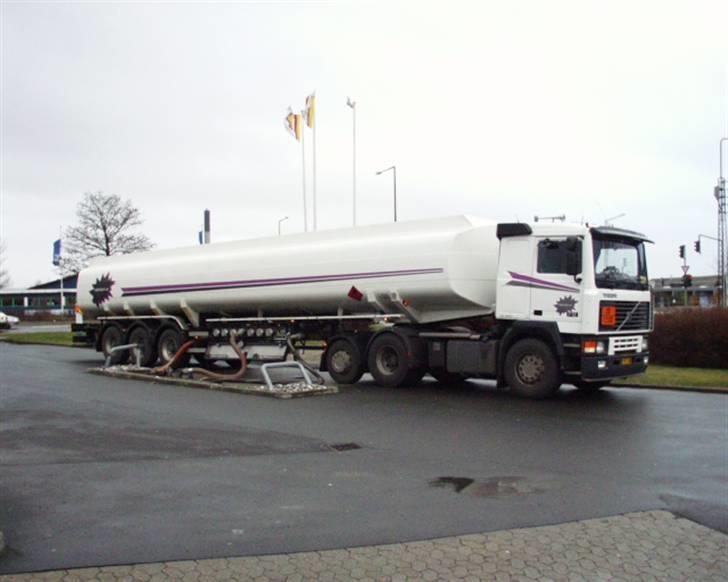 De lastbiler jeg har haft igennen tiderne - Volvo F12, herlig gammel slider, min første bil i de 6 år ved Logi-Dan.. den havde "kun" gået 640.000 da jeg fik den så den var jo kun kørt til ;) billede 1