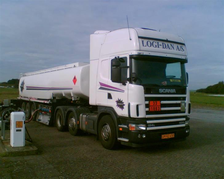 De lastbiler jeg har haft igennen tiderne - Scania 124 topline.. bil nr 3 ved Logi-Dan... havde den desværre kun ½ år da det var en lejebil... kørte vel små 60.000 km i den, vognmanden villle gerne have haft købt den men pga brugtmakedet på det tidspunkt ville scania have alt for meget for den billede 13