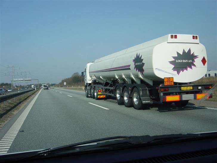 De lastbiler jeg har haft igennen tiderne - På vej hjem fra hammelev, min makker der kører 164'eren, havde æren af den første reelle tur ( som gik til padborg = god tid til at nyde den nye bil ) billede 10