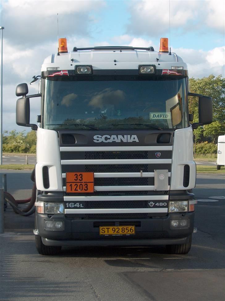 De lastbiler jeg har haft igennen tiderne - Denne herlige bil nåede jeg at køre ca 330.000 km i ( sammen med min makker ) inden jeg skiftede bil til en anden kørsel i firmaet hvor der krævede hydraulik på trækkeren... bilen kører for i øvrigt stadig i firmaet og har nu rundet 860.000 km, den har pt stadig ikke været lukket op i maskinen og kører stadig som en drøm ( tidligere kollegas udsagn ) billede 12