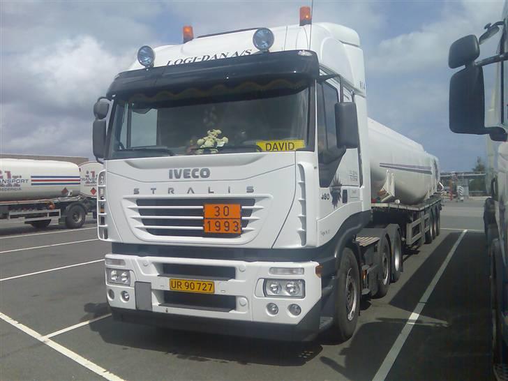 De lastbiler jeg har haft igennen tiderne - Iveco'en, på pladsen ved shell-raff i fredericia, her med olie/benzin traileren efter, denne trailer var også den jeg brugte til mine pumpe og suge opgaver billede 19