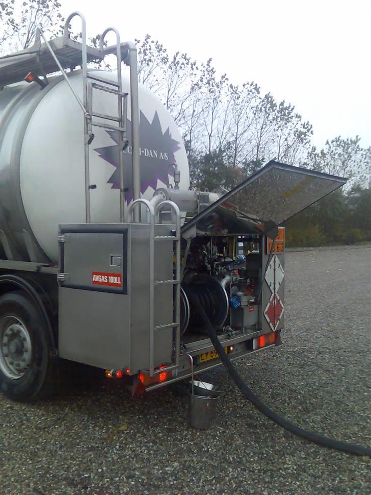 De lastbiler jeg har haft igennen tiderne - Aflæsning af Avgas 100 LL med den nye pumpetrailer, ovenpå skabet kan der ses det microfilter som brændstoffet blev pumpet igennem for at sikre det frit for partikler billede 29