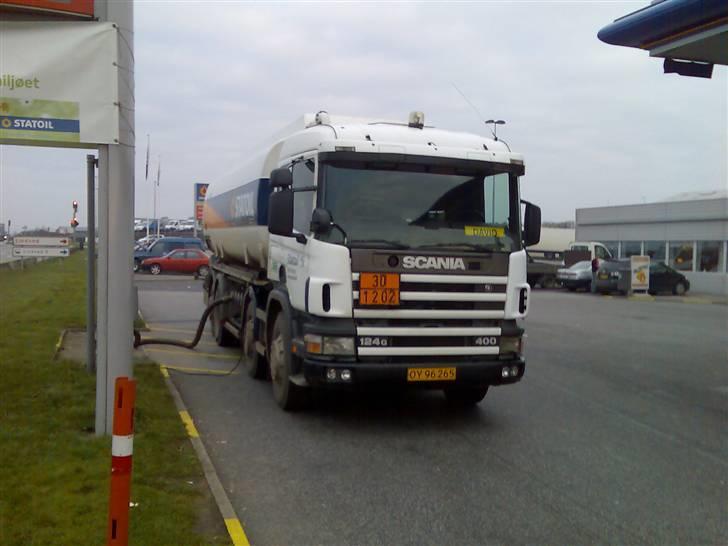 De lastbiler jeg har haft igennen tiderne - Første bil ved statoil, en gammel scania 124/400 for pokker den ku arbejde :)
Nåede dog ikke at køre så mange km i den da jeg kun kørte i den i 2 mdr. billede 31