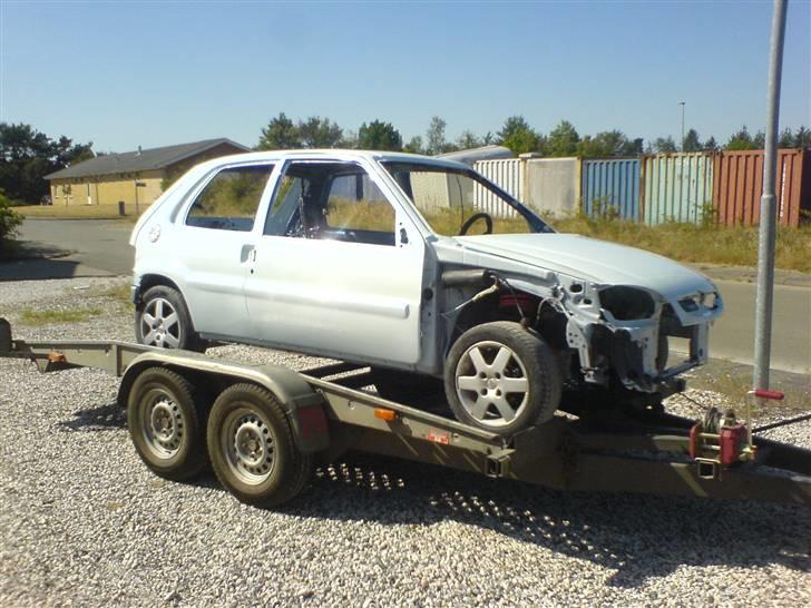 Citroen Saxo VTS 8V projekt/styling UPDATE 7-7-08 - BIlen på vej hjem fra maleren, meget svært at fange det "blå-skær" men spiller satme i solen med den lak, fuldt ud tilfreds billede 35