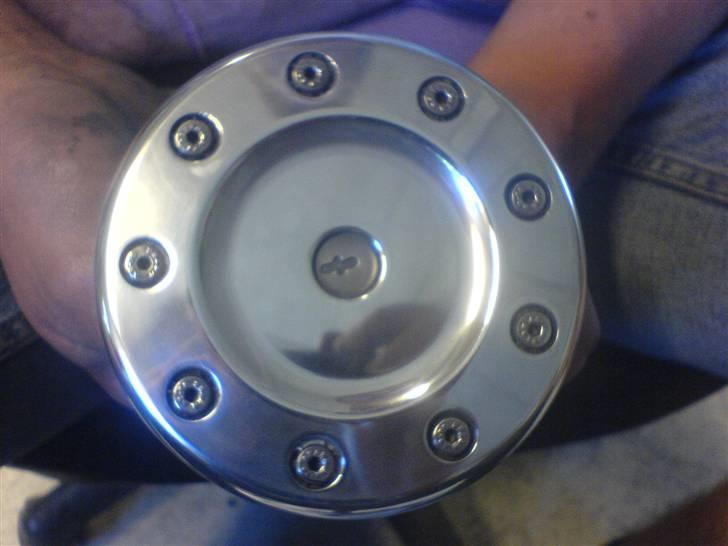 Citroen Saxo VTS 8V projekt/styling UPDATE 7-7-08 - Vi var nogle gutter der var enige om den ikk skulle være standart grå eller matsort, så den fik lige en tur af glasblæseren og så ellers bare der ud af- tak til kristian for lidt slipe og pudse arbejde. billede 45