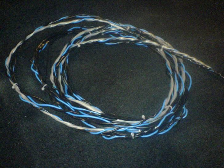 Citroen Saxo VTS 8V projekt/styling UPDATE 7-7-08 - Fik også lige snoet nogle kabler til anlæget idag, dem har jeg valgt at trække 100% iorden nu hvor hele kabinen er ude. billede 51