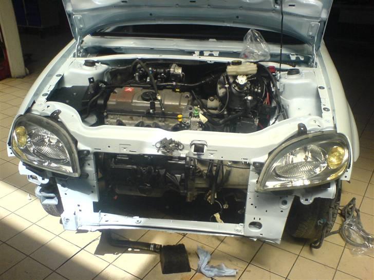 Citroen Saxo VTS 8V projekt/styling UPDATE 7-7-08 - Et billede af kværnen der blev lagt i =).. ÅRH gider ikke alle de lorte ledninger, hvorfor er det ikk trådløs :D.. Det er satme godt nok en kunst at gemme kabler osv. billede 81