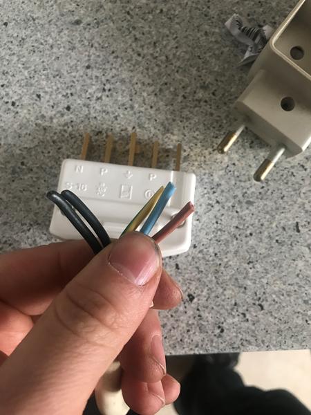 Komfur sættes til et almindelig stik