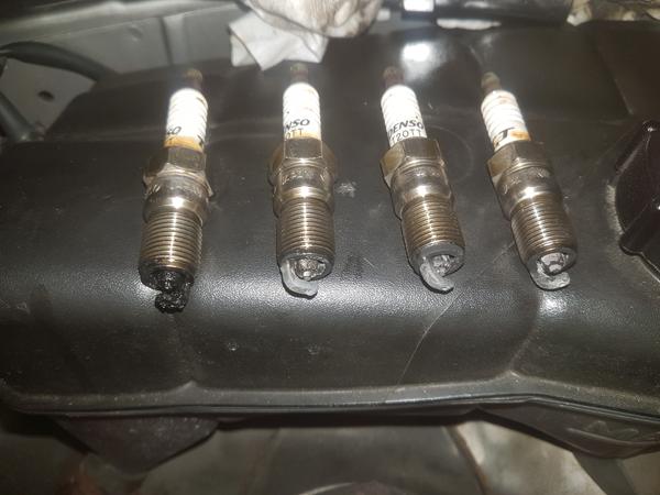 Bil hakker under kørsel