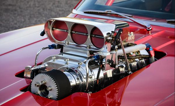 Indsugning til motor igennem motorhjelm.