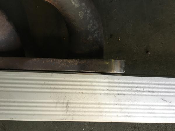 planslibning af udstødningsmanifold