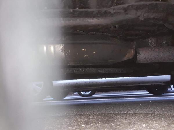 Udstødning hænger under bilen? Som vist på billedet