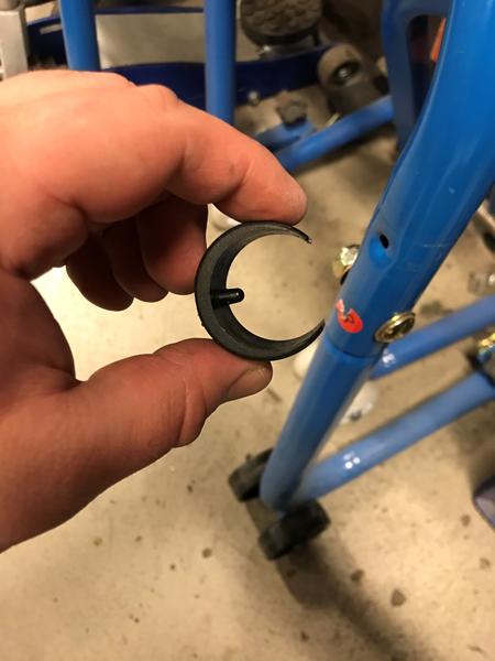 Hvad kalder man sådan en? Rør-beskytter-plastik-dims???