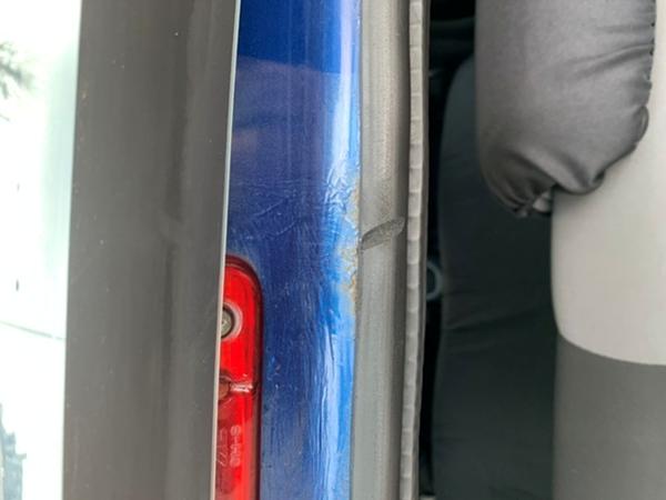 Hul / revne i bagagerumsliste.