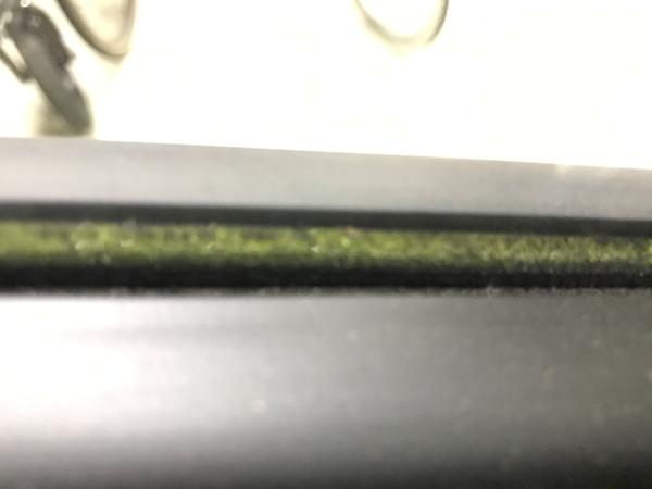 Fjerne alger fra gummi ved sideruden