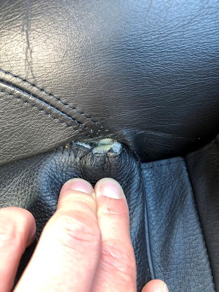 Reparere syning i lædersæde.