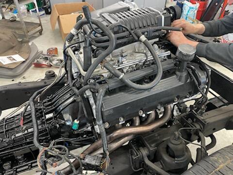 Mekaniker ødelægger motor