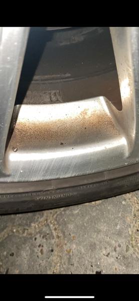 Fælge med brændt bremsestøv