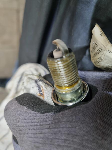 Gult væske ved tændrør.