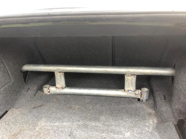 Syn med svejset stålrør bag