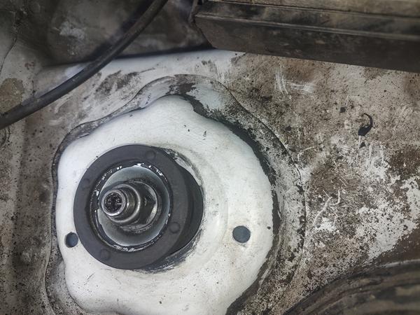 Peugeot 207 forstøddæmper/tårnleje problem 