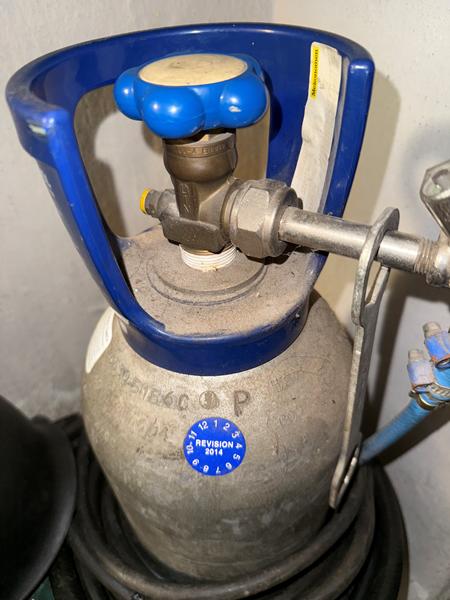 Genopfyldning af CO2 flaske, der sidst er trykprøvet i 2014 (østjylland)