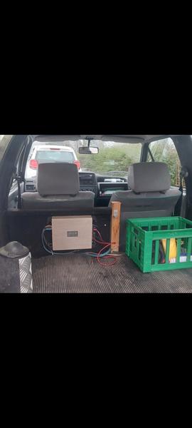 Gitter / skillevæg i gulpladet bil.