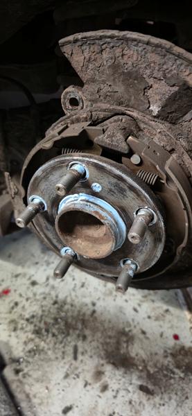 Få håndbremse bakker af på Toyota corolla verso 