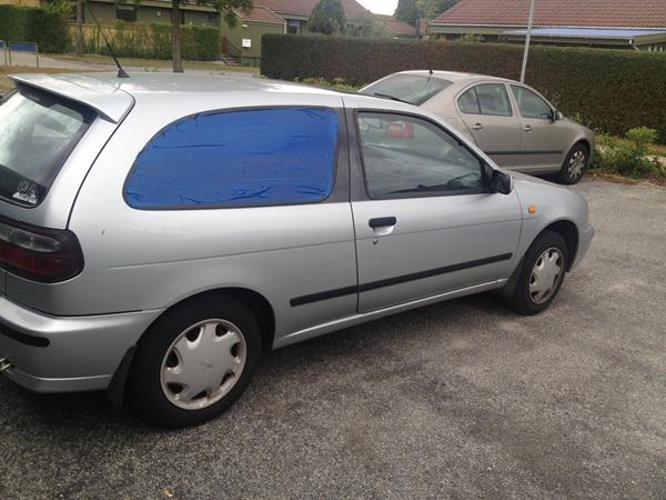 Nissan Almera N15 højre bagside rude 3 dørs, købes hvor???