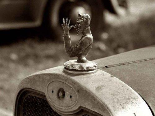 Underligt bil emblem - med billede - Navn????