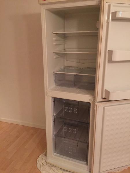 Køleskab lugter af røg??