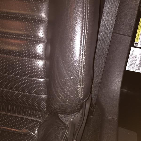 Pleje og shine-up af sorte lædersæder.