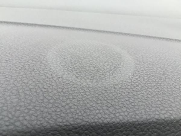 Fjerne mærke efter mobilholder på instrumentbord