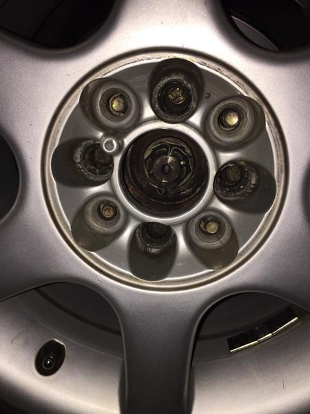 Nogen ideer til at kunne få disse fælge på?