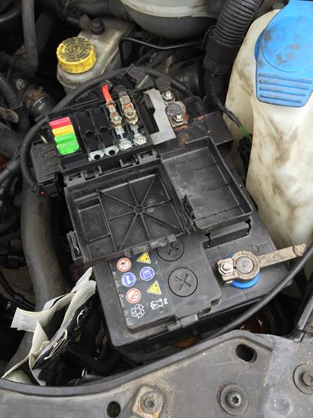 Hvordan skifter jeg det her batteri?