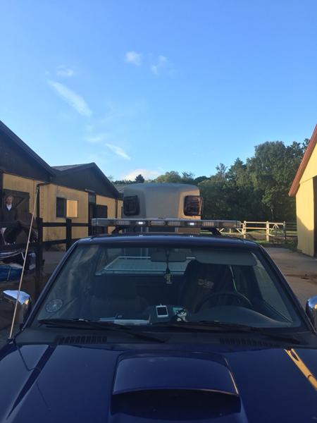 Fjernlygter på hestetrailer.