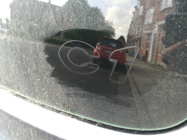 Limrester på glas bagsmæk (Citroën C1)